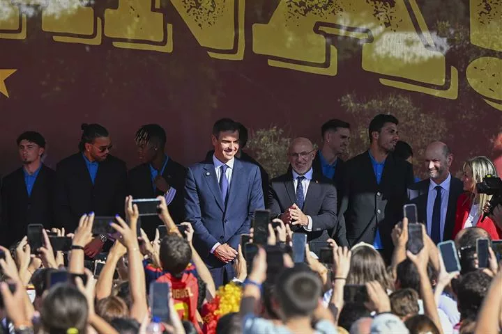 España convierte Madrid en una marea roja para celebrar su segunda estrella