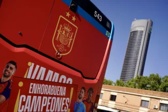 España convierte Madrid en una marea roja para celebrar su segunda estrella