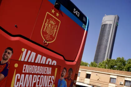 España convierte Madrid en una marea roja para celebrar su segunda estrella