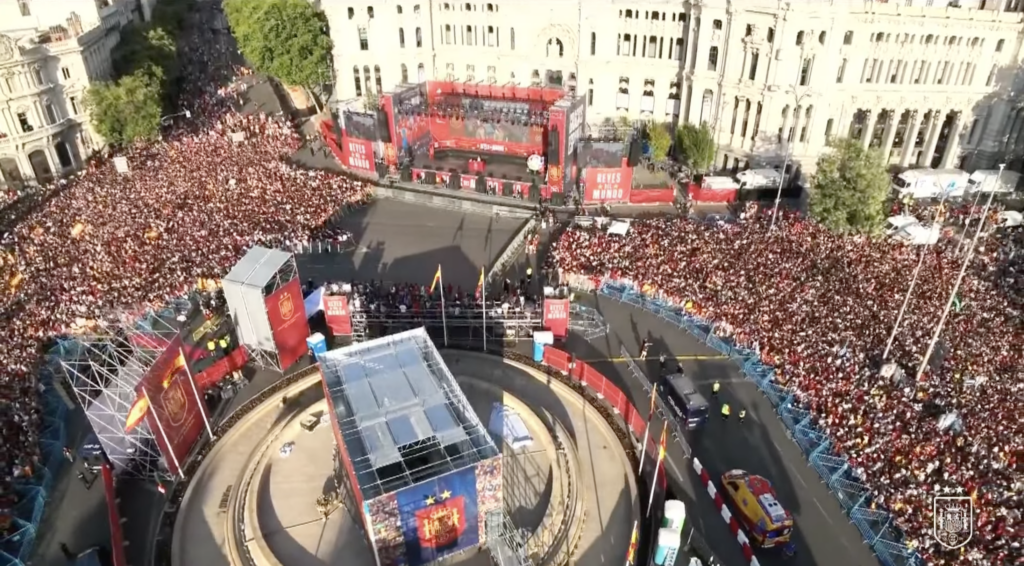 España convierte Madrid en una marea roja para celebrar su segunda estrella