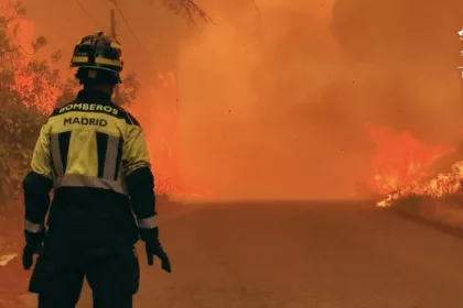 Los incendios de Madrid y Ávila ya han calcinado más de 15.000 hectáreas y obligado a evacuar o confinar a 63.000 personas