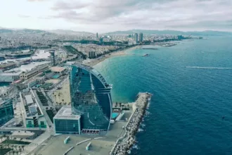 El hotel W simboliza el potencial de la economía azul en Barcelona