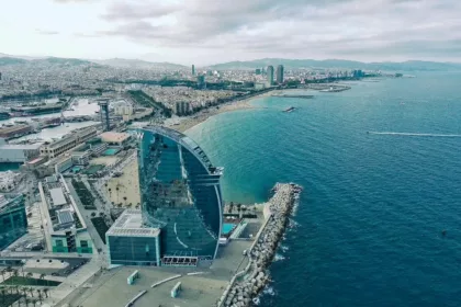 El hotel W simboliza el potencial de la economía azul en Barcelona