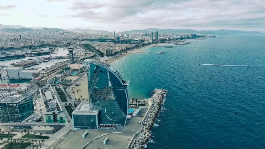El hotel W simboliza el potencial de la economía azul en Barcelona
