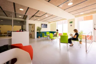 Barcelona abre un refugio diurno para personas sin hogar durante el verano
