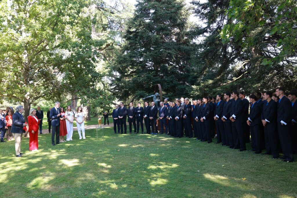España convierte Madrid en una marea roja para celebrar su segunda estrella