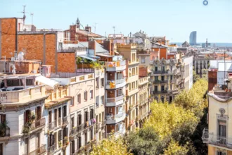 Barcelona contra el éxodo joven: locales vacíos se convertirán en viviendas de urgencia