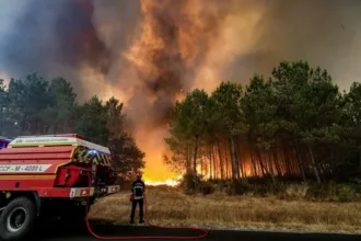Francia moviliza al Ejército ante unos incendios históricos: más de 22.000 hectáreas calcinadas y 141.000 evacuados