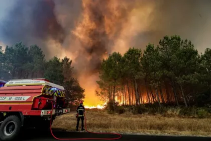 Francia moviliza al Ejército ante unos incendios históricos: más de 22.000 hectáreas calcinadas y 141.000 evacuados