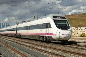El fuego corta los trenes al sur de Burdeos mientras Renfe activa autobuses en Gipuzkoa