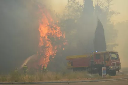 El cambio de viento reactiva el incendio en Les Aspres: 4.649 hectáreas quemadas y 10.000 evacuados