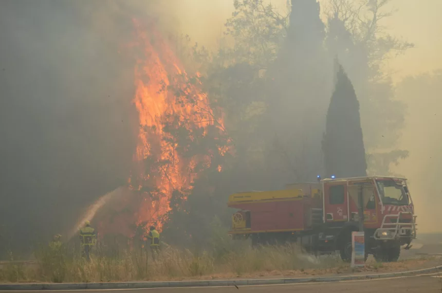 El cambio de viento reactiva el incendio en Les Aspres: 4.649 hectáreas quemadas y 10.000 evacuados
