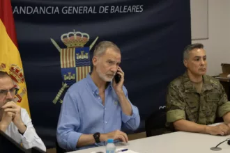 Felipe VI llama a los alcaldes afectados y sigue la emergencia de los incendios