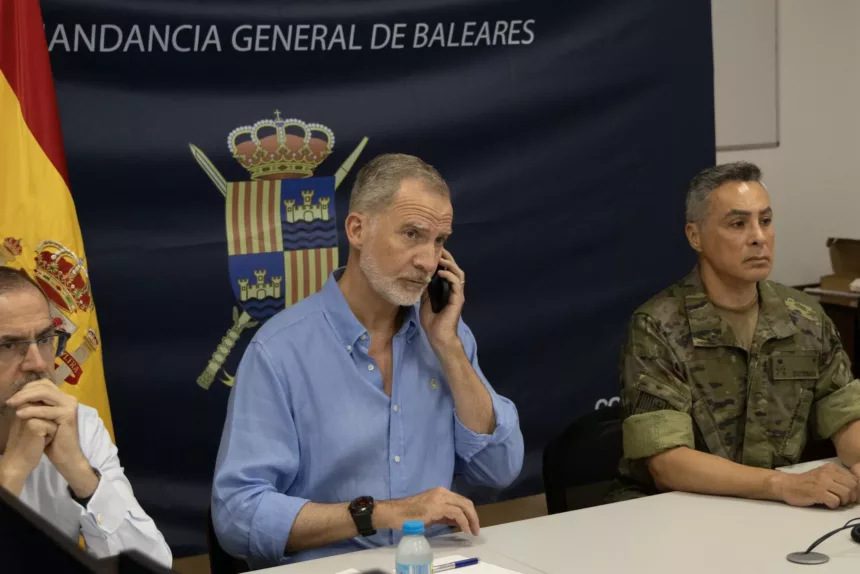 Felipe VI llama a los alcaldes afectados y sigue la emergencia de los incendios