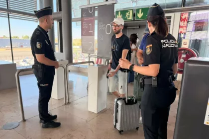 España prorroga otros quince días los controles a los pasajeros procedentes de Italia