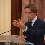 Aznar visita Ceuta y reclama firmeza ante la crisis de la frontera