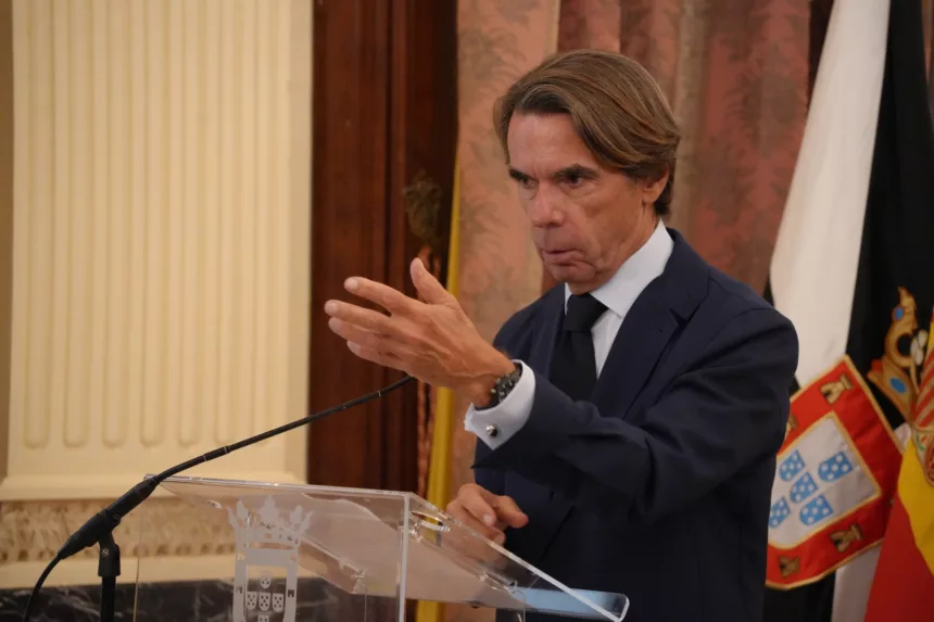 Aznar se rend à Ceuta et réclame de la fermeté face à la crise frontalière