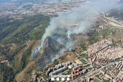 Los Mossos investigan si un detenido por quemar contenedores está relacionado con el incendio de Collserola