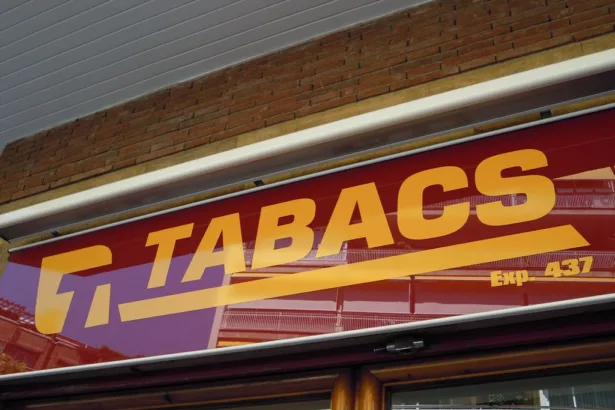 Análisis | ¿Por qué el tabaco cuesta mucho menos en España que en Francia?