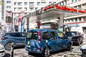 Análisis | ¿Cuándo bajarán la gasolina y el gasóleo si el petróleo retrocede?