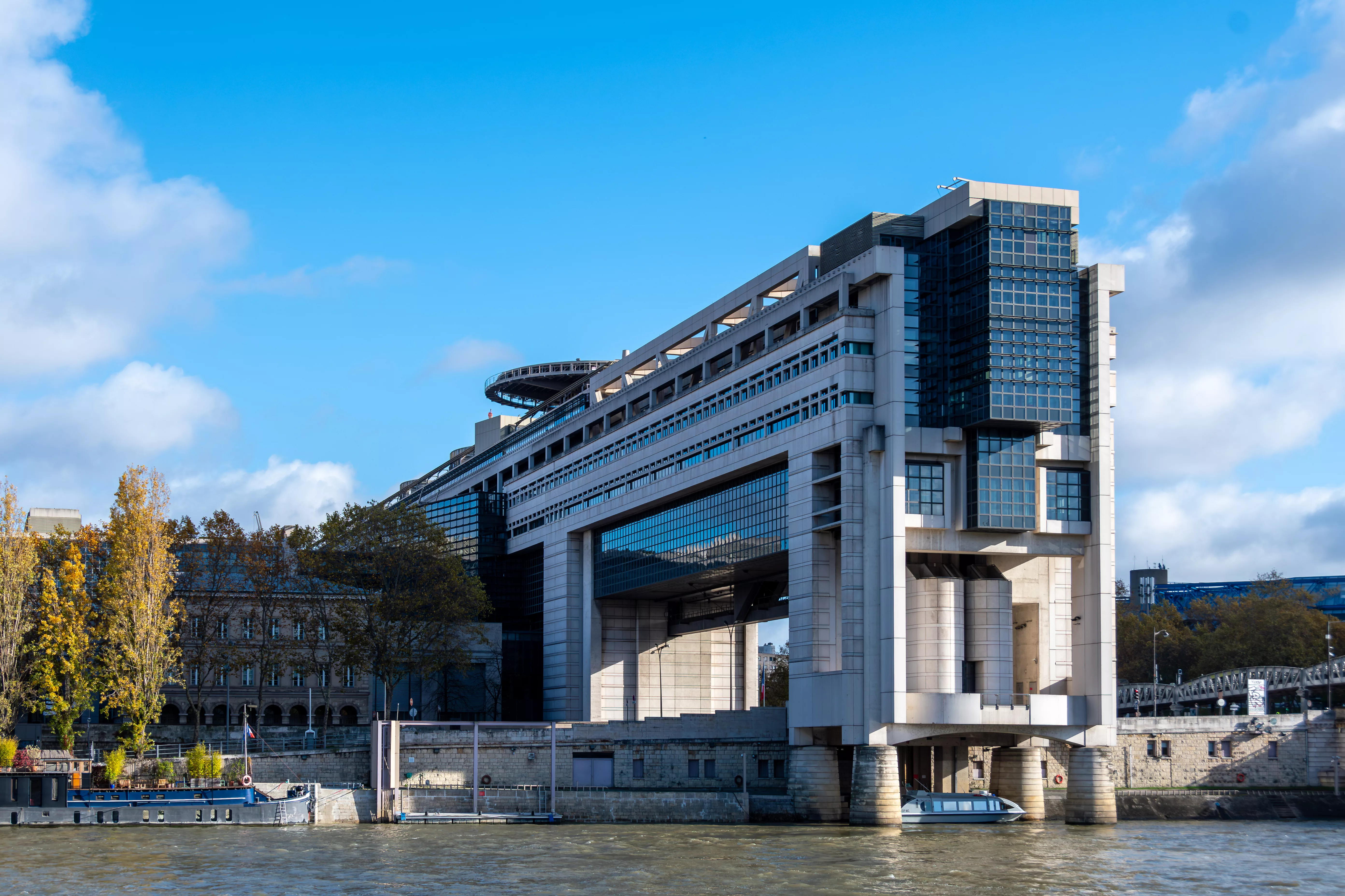 Bercy prepara a las grandes empresas para una posible tercera prórroga de la sobretasa