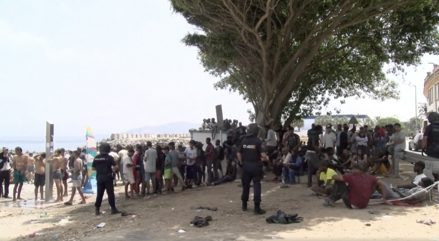 Crisis migratoria de Ceuta: miles de migrantes siguen en la ciudad y 2.383 menores ya están identificados