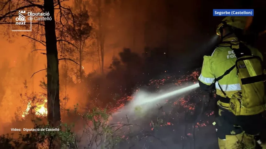 🔴 VIDEO | Gátova es evacuada ante el avance del incendio de Segorbe en la Sierra Calderona