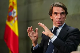 Aznar visitará Ceuta el jueves y se reunirá con Juan Vivas en plena crisis migratoria