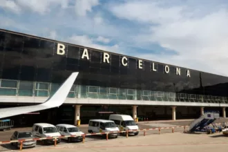La huelga del personal de handling provoca cancelaciones y largas colas en el aeropuerto de Barcelona