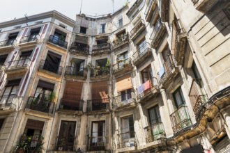 Moins de garages, plus de logements : Barcelone change les règles du stationnement