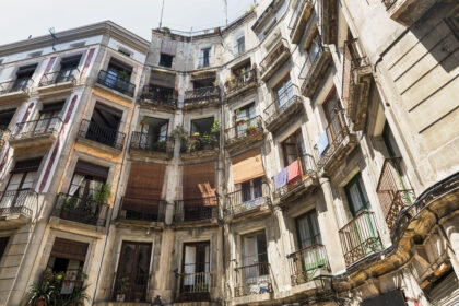 Moins de garages, plus de logements : Barcelone change les règles du stationnement