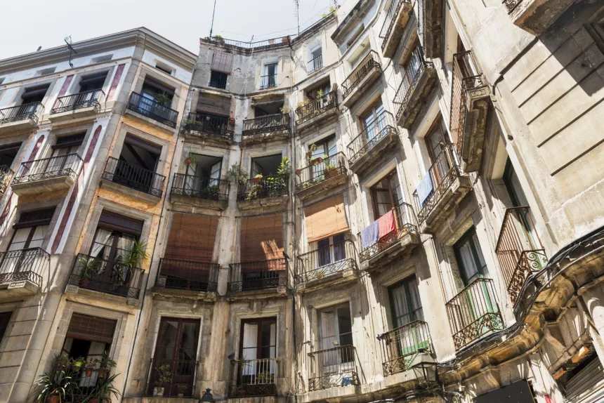 Menos garajes, más vivienda: Barcelona cambia las reglas del aparcamiento
