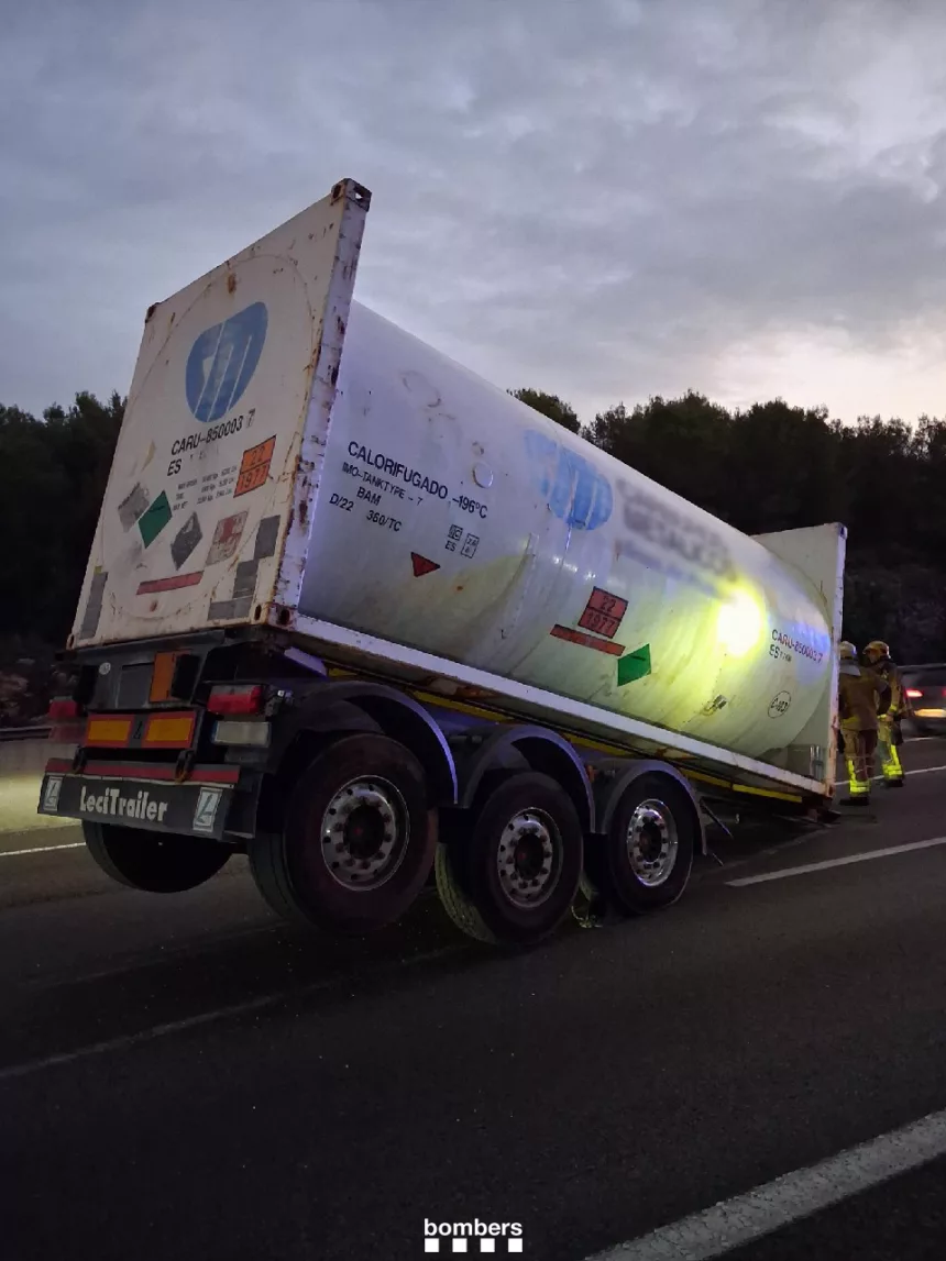 Les Bombers sécurisent sur l’AP-7 à Tarragone une remorque transportant 10 tonnes d’azote liquide