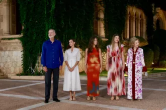 Los Reyes reciben a las autoridades y a la sociedad civil balear en el Palacio de Marivent