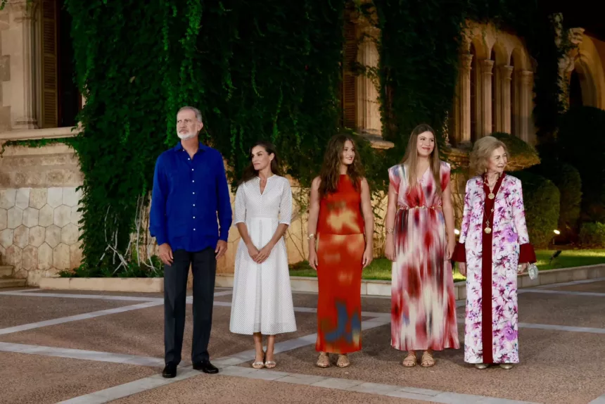 Los Reyes reciben a las autoridades y a la sociedad civil balear en el Palacio de Marivent