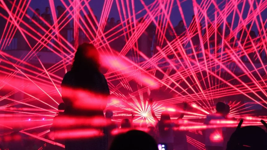 El Laser Show vuelve a iluminar las noches de agosto en el Tibidabo