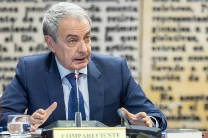 Análisis | El revés judicial que mantiene a Zapatero dentro del caso Plus Ultra