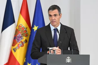 Sánchez confiant sur les décrets logement accuse le PP de « n’avoir rien fait » et présente ses excuses à Macron