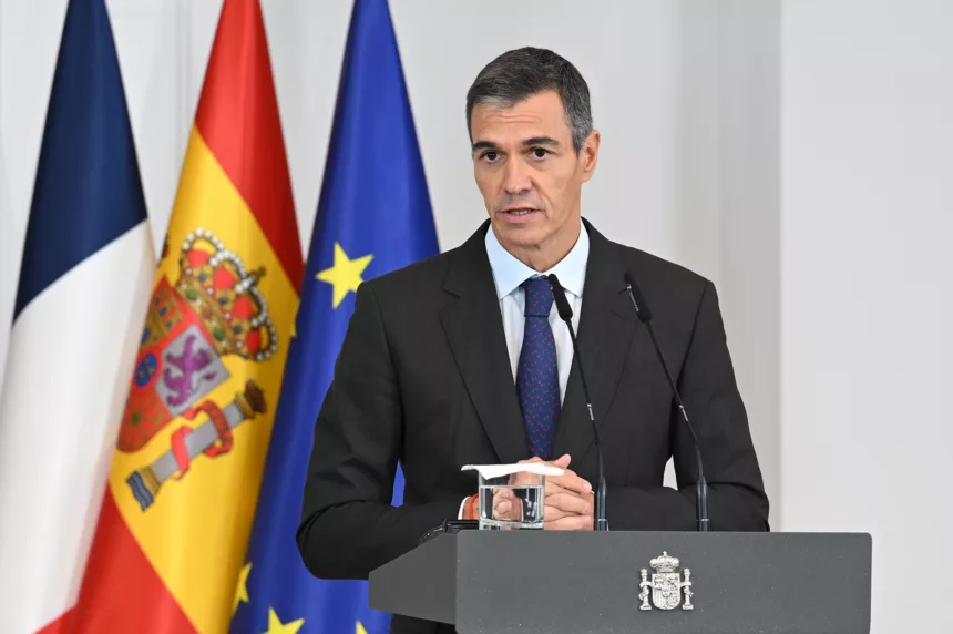 Sánchez confiant sur les décrets logement accuse le PP de « n’avoir rien fait » et présente ses excuses à Macron