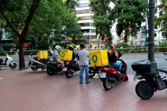 Los falsos autónomos elevan a 528 millones la factura de Glovo en España