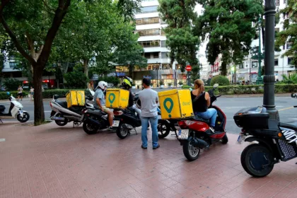 Los falsos autónomos elevan a 528 millones la factura de Glovo en España
