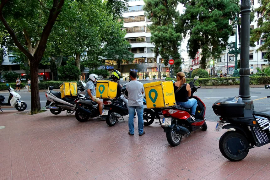Los falsos autónomos elevan a 528 millones la factura de Glovo en España