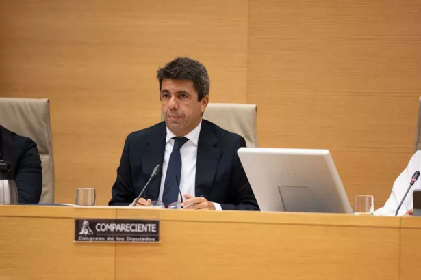 Mazón vuelve al Congreso: sus respuestas se enfrentan ahora a llamadas y horarios de la dana