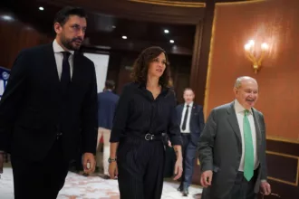 La Fiscalía archiva tres denuncias contra Ayuso por el ático, pero la investigación sigue abierta