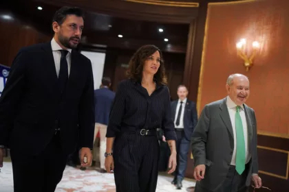 La Fiscalía archiva tres denuncias contra Ayuso por el ático, pero la investigación sigue abierta