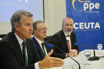 Feijóo lleva la crisis de Ceuta a Europa y reclama acelerar los retornos