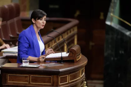 Decreto de vivienda: el Gobierno negocia con Junts para llegar al martes