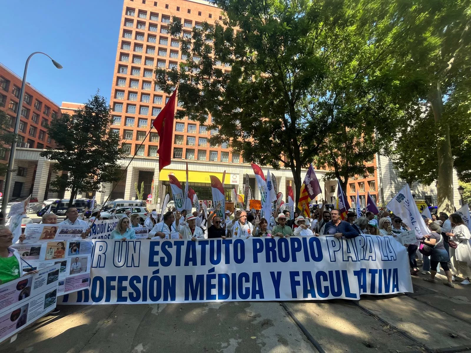 Los médicos convocan una huelga indefinida desde el 28 de octubre contra el Estatuto Marco