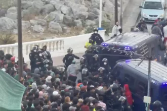 Moncloa defiende el traslado al puerto mientras miles de migrantes siguen fuera de los campamentos