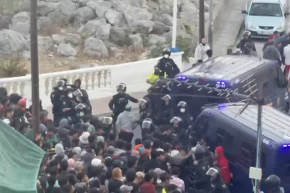 Moncloa defiende el traslado al puerto mientras miles de migrantes siguen fuera de los campamentos